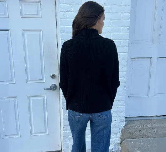 Elliott Lauren - Turtleneck Sweater with Chains in Black