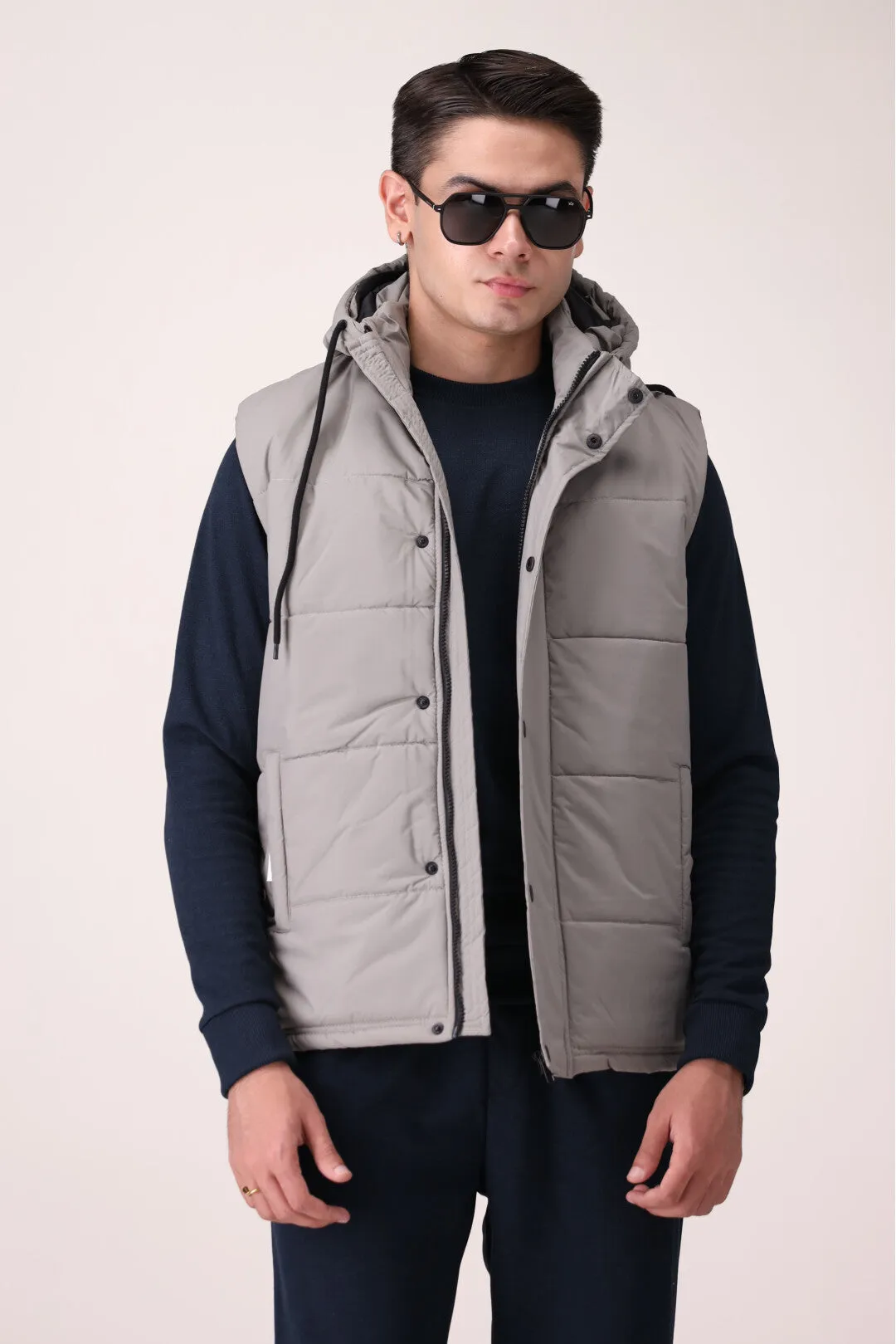 SLEEVLESS HOOD WITH SNAP BUTTONS