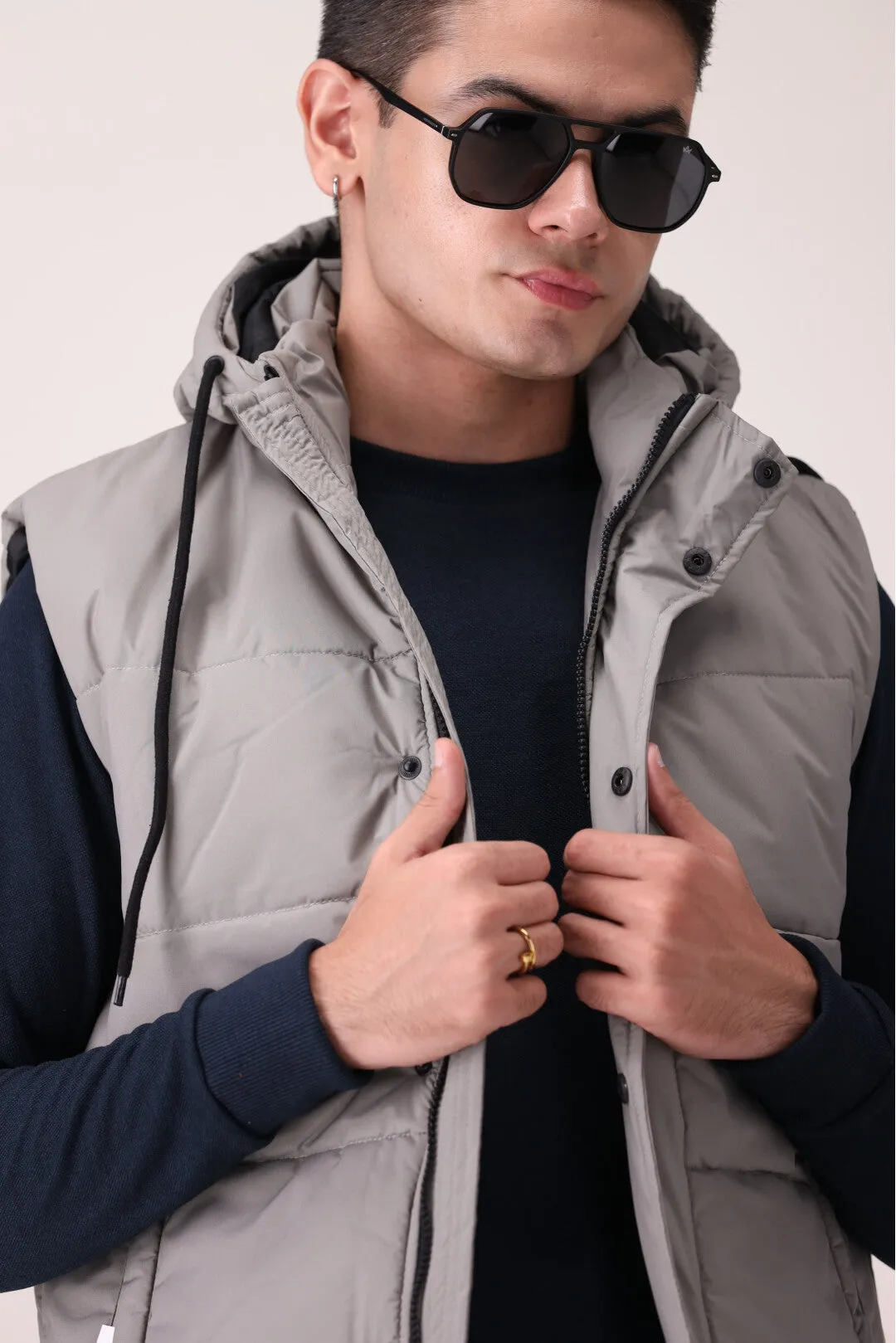 SLEEVLESS HOOD WITH SNAP BUTTONS