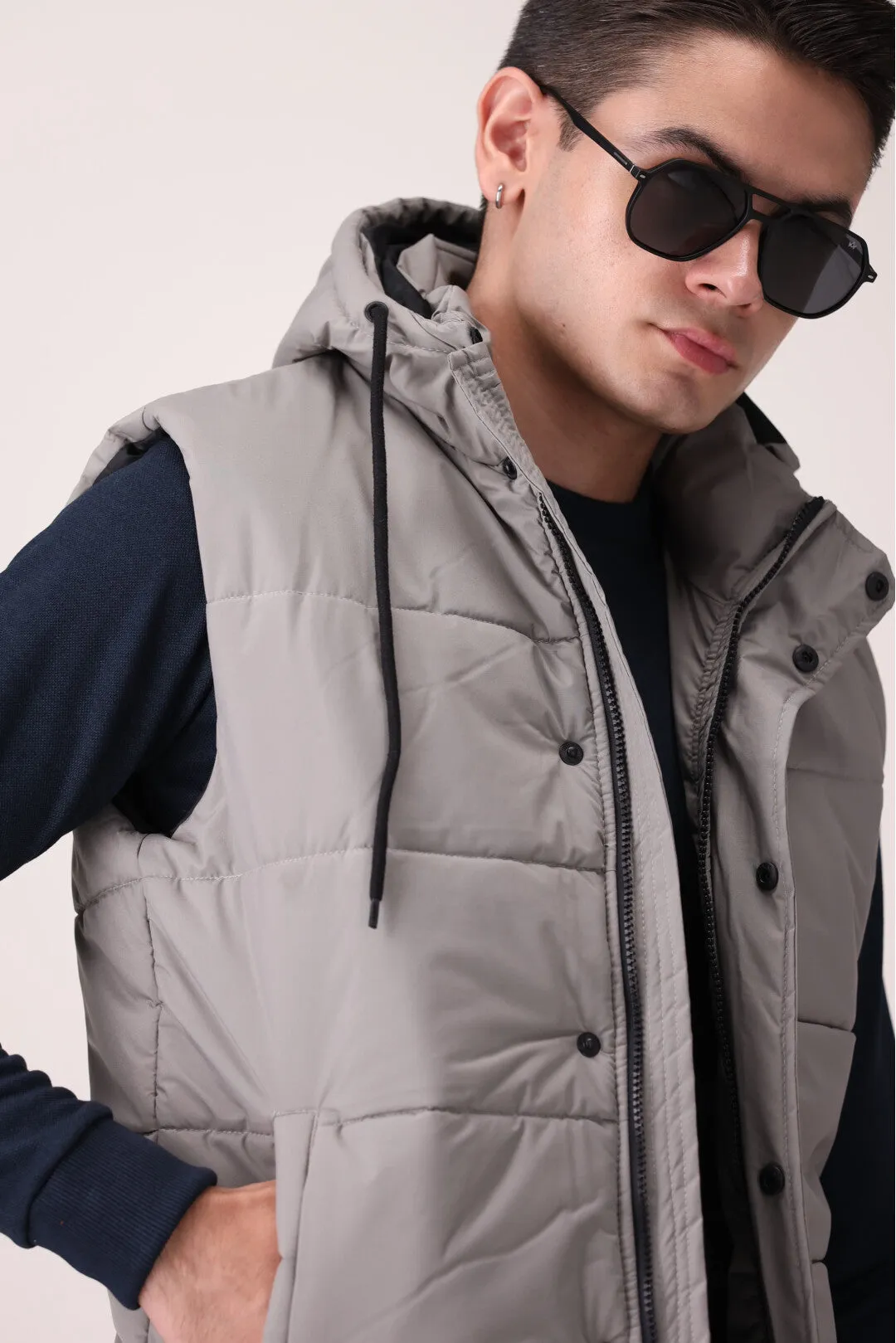 SLEEVLESS HOOD WITH SNAP BUTTONS