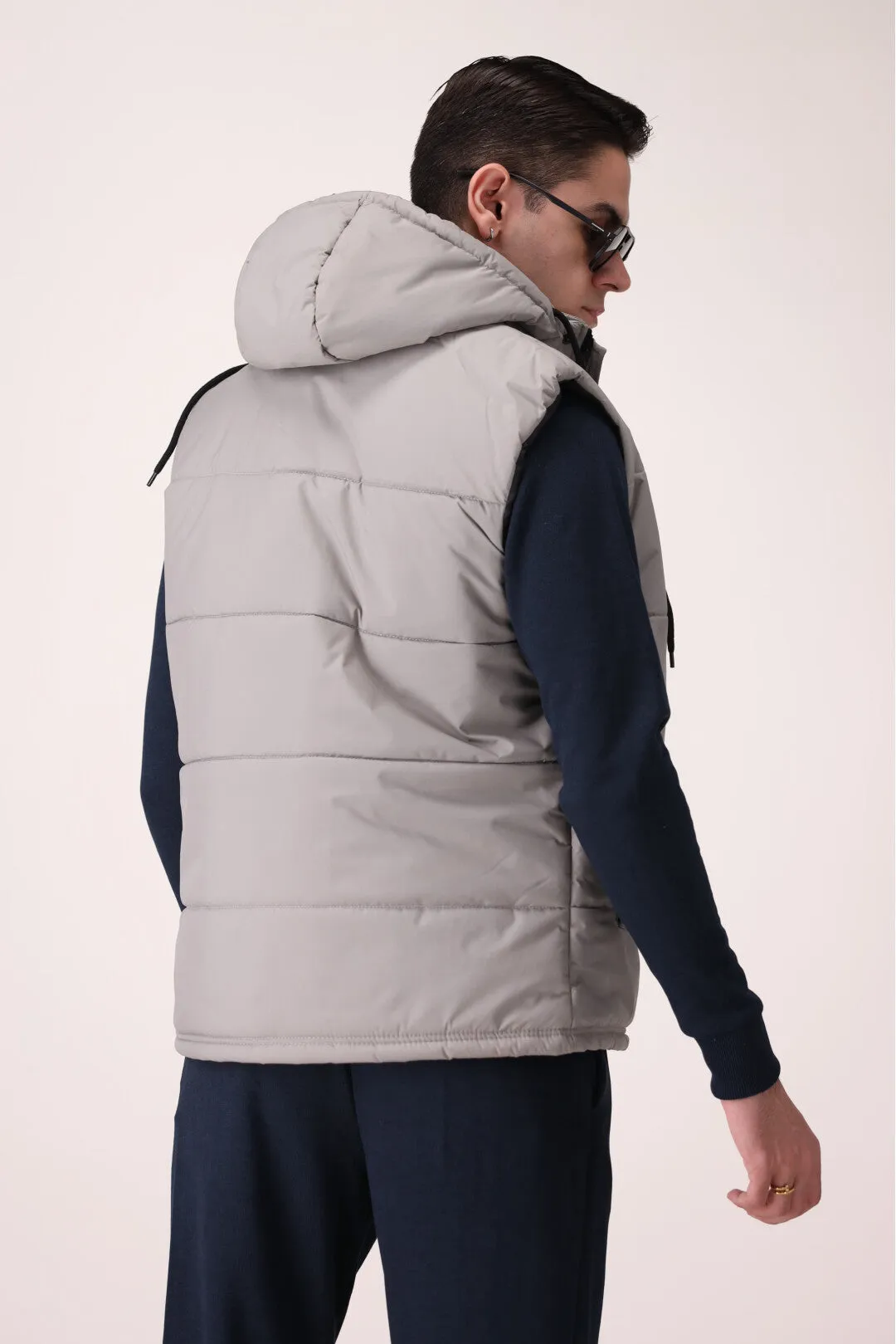SLEEVLESS HOOD WITH SNAP BUTTONS