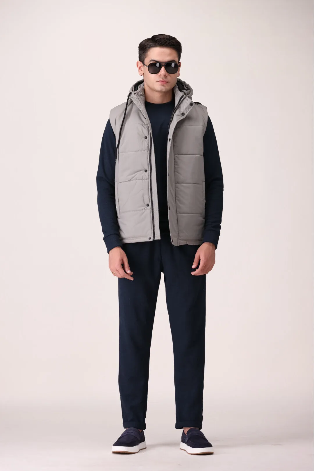 SLEEVLESS HOOD WITH SNAP BUTTONS